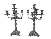 Importante paire de candélabres à cinq lumières en bronze argenté à dé