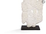 sculpture en marbre représentant un visage, posée sur un socle en bois