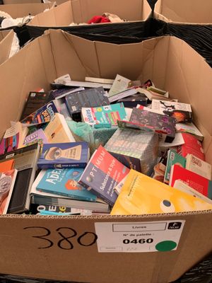 une boîte pleine de livres posée sur une table
