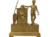 une statue en or représentant un homme muni d'une épée et d'un bouclier