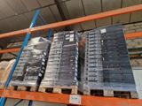de nombreuses piles de cartons sur une palette dans un entrepôt