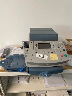 1 machine à affranchir PITNEY BOWES (Situé 6e étage)