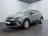La Toyota C-HR est garée dans une grande pièce