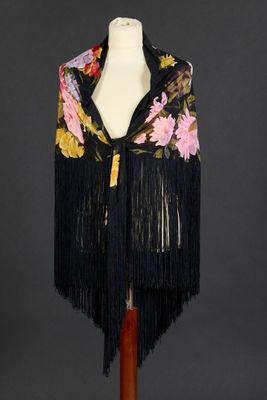 DOLCE GABBANA. Châle à franges, à motifs floraux à fond noir… - Photo 1