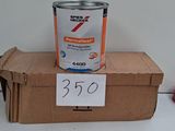 un pot de peinture posé sur une boîte en carton