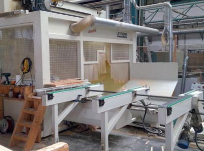 une image d'une machine qui travaille sur un morceau de bois