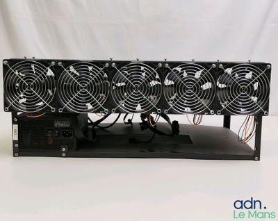 un gros plan sur un boîtier d'ordinateur équipé de quatre ventilateurs