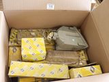 une boîte en carton remplie de nombreux objets