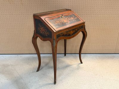 une petite table en bois surmontée d'un tiroir