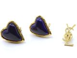 deux paires de boucles d'oreilles en forme de cœur, dorées et bleues, sur fond blanc