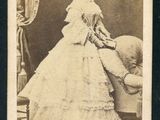 une vieille photo d'une femme en robe blanche