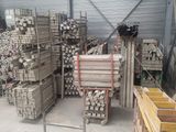 de nombreuses piles de bois empilées dans un entrepôt