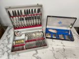 un service d'argenterie dans un coffret posé sur une table en marbre