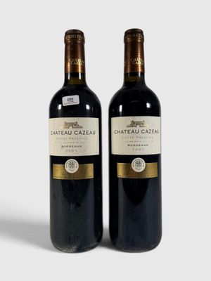 deux bouteilles de vin rouge posées l'une à côté de l'autre sur une surface blanche