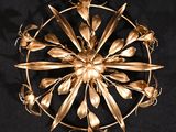 une broche en forme de fleur dorée sur fond noir
