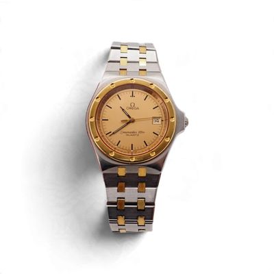 une image d'une montre-bracelet en or et argent sur une surface blanche