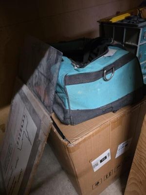 une valise bleue posée sur une boîte dans une pièce