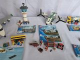 beaucoup de Lego posés sur une table