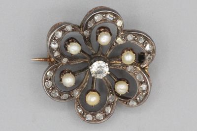 Broche ronde en or et argent à motif de fleur sertie de perl…