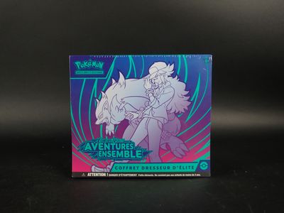un gros plan sur une boîte de cartes à collectionner Pokémon posée sur une table