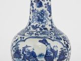 vase en porcelaine bleue et blanche représentant des oiseaux et des fleurs dans un paysage