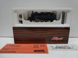 une photo d'une maquette de train exposée dans une boîte
