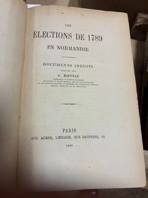 un livre ouvert sur une table
