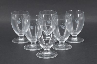 six verres à vin vides posés sur une surface noire