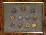 une photo d'une photo représentant une collection de pièces de monnaie dans un cadre