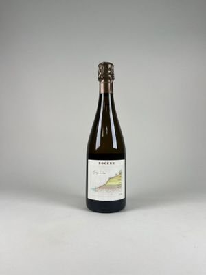une bouteille de vin posée sur une table blanche
