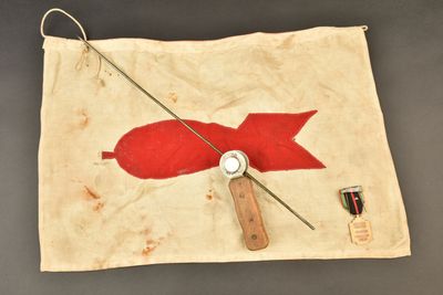 une image représentant un drapeau rouge et blanc sur lequel figure une horloge