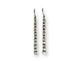 paire de boucles d'oreilles en diamant sur fond blanc