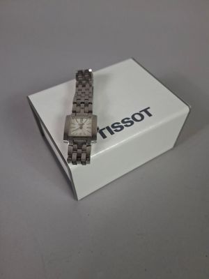 une montre posée sur une boîte