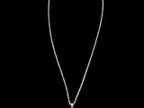 un collier en argent avec un pendentif de forme carrée au bout d'une chaîne
