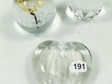 trois presse-papiers en verre en forme de cœur posés sur une surface blanche