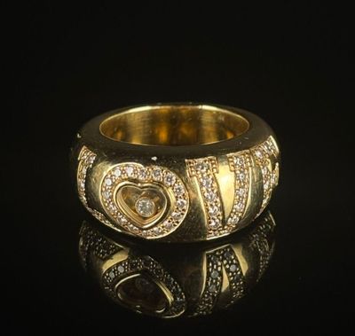 un gros plan d'une bague en or sur laquelle est inscrit le mot « love »