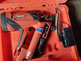 une boîte à outils contenant des outils, posée sur le sol