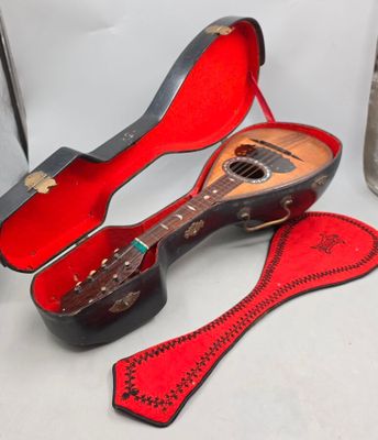 une guitare et un étui à guitare posés sur une table