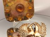deux œuvres d'art posées sur une table en verre