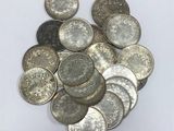 gros plan d'une pile de pièces de monnaie sur une surface blanche