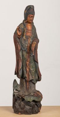 CHINE. Gwanyin en bois sculpté polychrome.