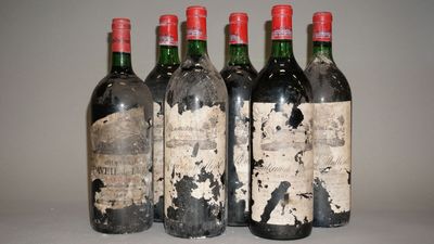 quatre bouteilles de vin sont alignées sur une table