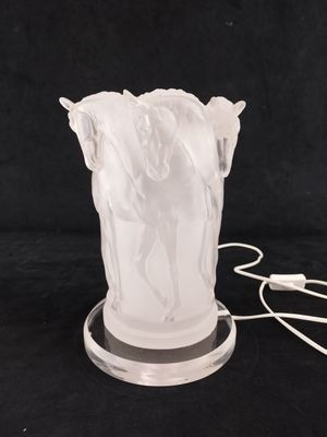 Dans le goût de Lalique, lampe à décor de chevaux en plexigl…