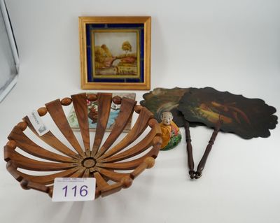 un grand nombre d'objets posés sur une table