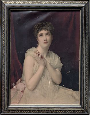 portrait d'une femme en robe blanche dans un cadre noir