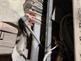 un gros plan sur un moteur de voiture avec de nombreux câbles qui y sont raccordés