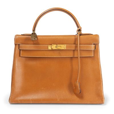 un sac à main en cuir marron sur fond blanc