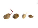 trois morceaux de bois sont disposés en ligne sur une surface blanche