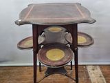 une petite table sur laquelle sont posés trois plateaux