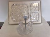 un vase en verre et un bloc de verre posés sur une table